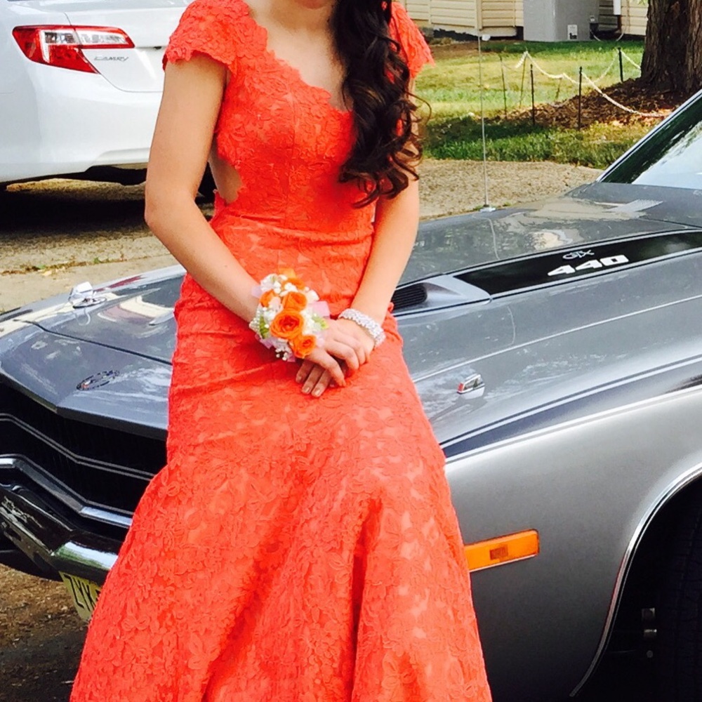 La Femme formal/prom dress in Salmon. Size 4